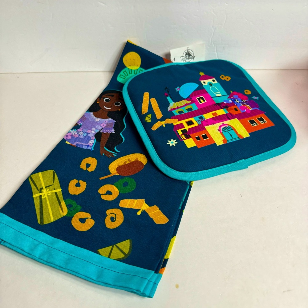 NWT. Disney Potholder And Towel set. Epcot Food And Wine Encanto design.
